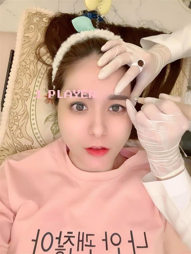 Nữ đại gia ở nhà 200 tỷ gây sốc vì vừa nhậu vừa xăm lông mày-3