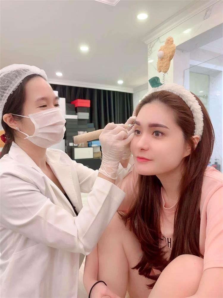 Nữ đại gia ở nhà 200 tỷ gây sốc vì vừa nhậu vừa xăm lông mày-4