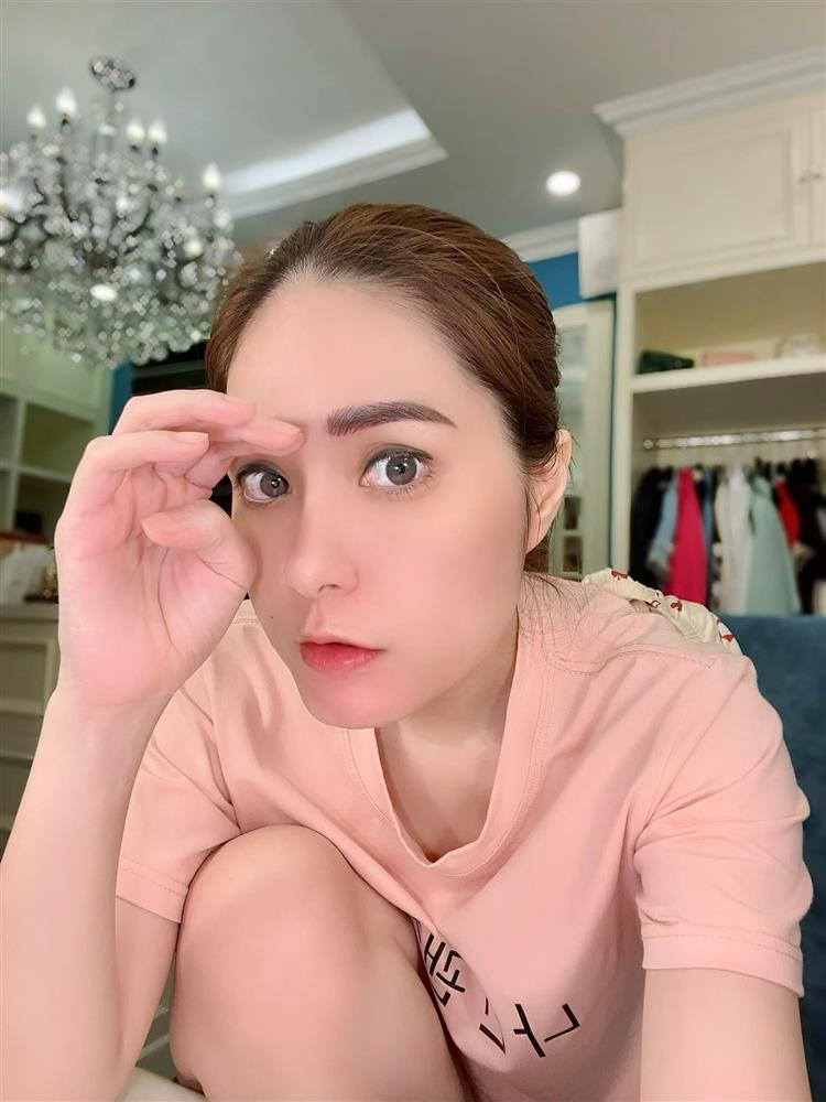 Nữ đại gia ở nhà 200 tỷ gây sốc vì vừa nhậu vừa xăm lông mày-5