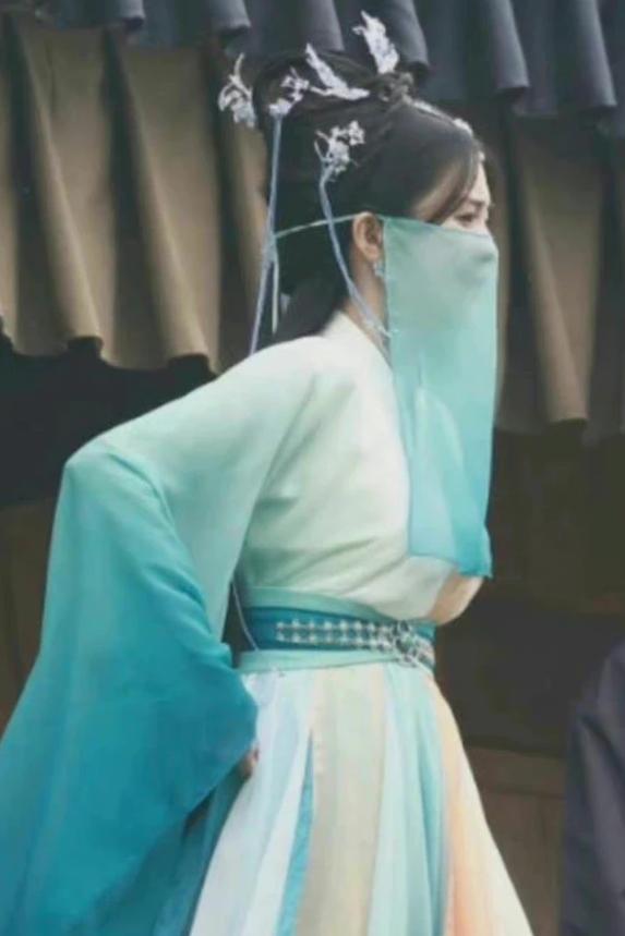 Hậu bị đấm nhập viện, La Vân Hi khí chất ngời ngời bên Bạch Lộc-6