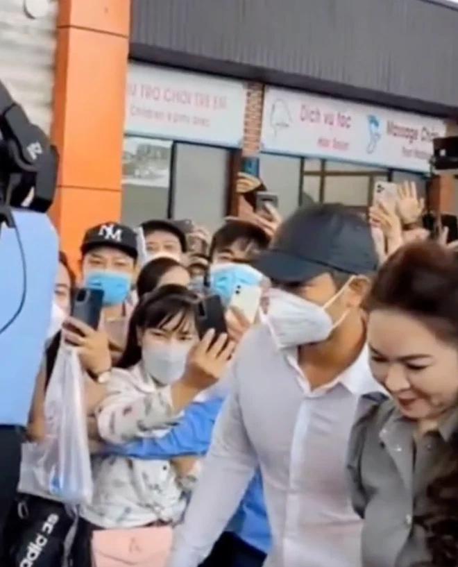 Trai út phát biểu về anh vệ sĩ cơ bắp kè kè bà Hằng-5