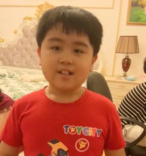 Trai út phát biểu về anh vệ sĩ cơ bắp kè kè bà Hằng-1