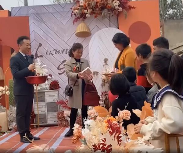 Nhà gái tặng hồi môn 1,4 tỷ tiền mặt, chú rể cười rơi cả mồm-1