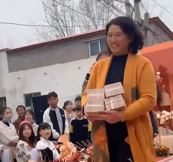 Nhà gái tặng hồi môn 1,4 tỷ tiền mặt, chú rể cười rơi cả mồm-3