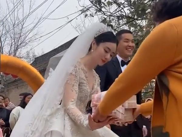 Nhà gái tặng hồi môn 1,4 tỷ tiền mặt, chú rể cười rơi cả mồm-5