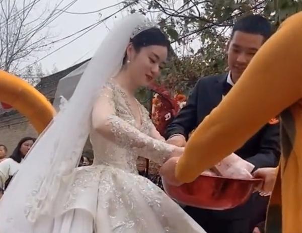 Nhà gái tặng hồi môn 1,4 tỷ tiền mặt, chú rể cười rơi cả mồm-6