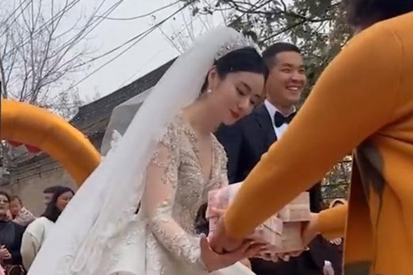 Nhà trai đến đón dâu, hàng xóm căng băng rôn cảnh cáo chú rể-4