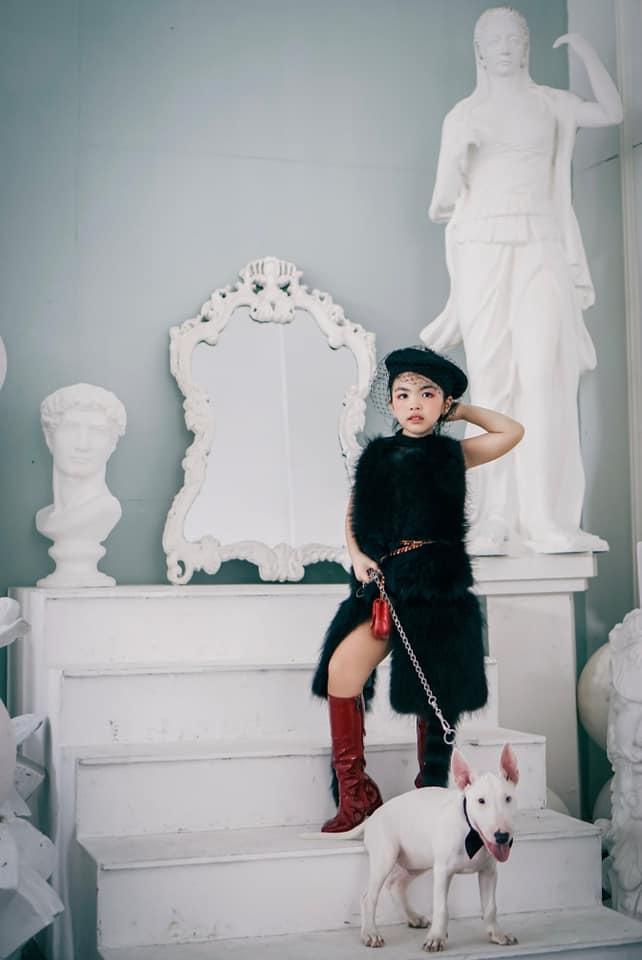 Ái nữ nhà Minh Nhựa 5 tuổi mà đi giày cao gót như thần-9