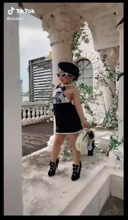 Ái nữ nhà Minh Nhựa 5 tuổi mà đi giày cao gót như thần-2