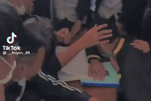 Nam sinh thất tình, cả lớp xúm lại an ủi theo cách siêu lầy-1