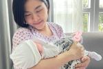 Vân Trang tái xuất cùng cặp song sinh mới chào đời