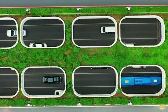 Con đường 'thủng lỗ' đẹp nhưng nguy hiểm ở Trung Quốc