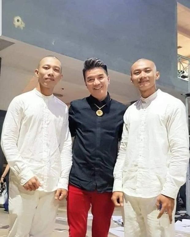 Ảnh Hoài Linh, Đàm Vĩnh Hưng bên sư thầy Tịnh thất Bồng Lai-2