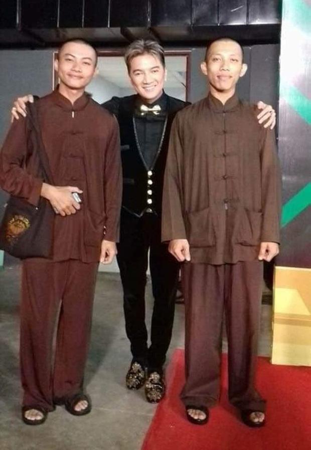 Ảnh Hoài Linh, Đàm Vĩnh Hưng bên sư thầy Tịnh thất Bồng Lai-3