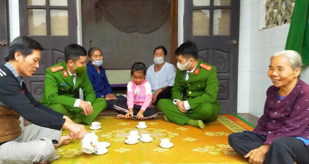 Bé gái đuối nước gặp lại ân nhân: Có muốn làm con nuôi chú không?-2