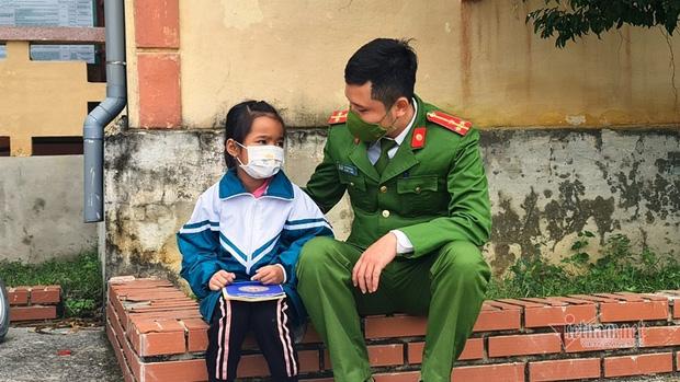 Bé gái đuối nước gặp lại ân nhân: Có muốn làm con nuôi chú không?-3