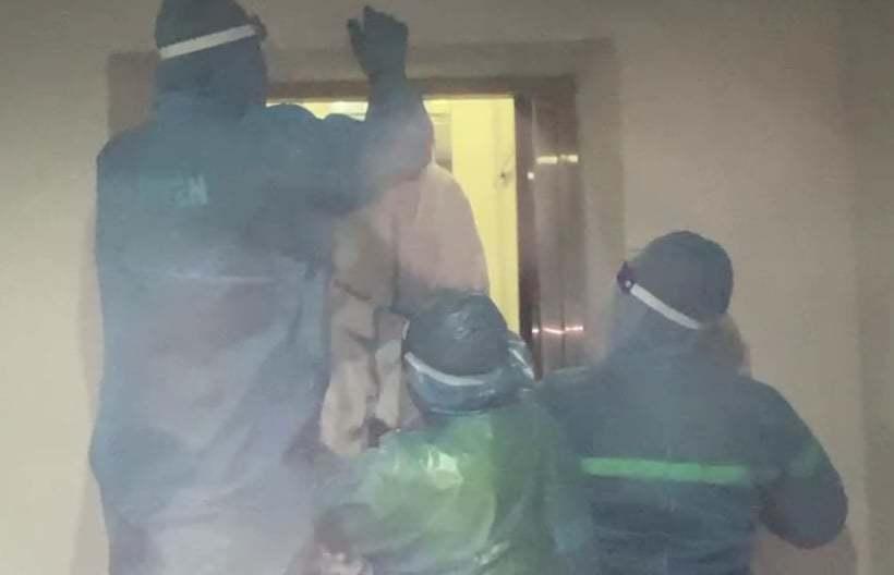 Giải cứu nhân viên y tế bị kẹt trong thang máy bệnh viện-1