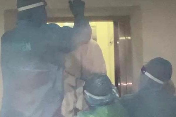 Thót tim giải cứu cô gái trẻ vắt vẻo lan can, khóc lóc đòi nhảy lầu-2