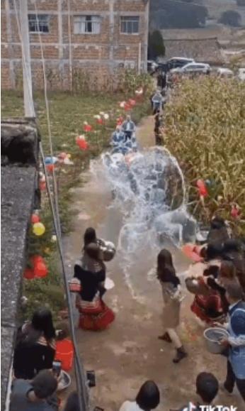 Đoàn bê tráp nhà trai bị nhà gái dội nước xối xả mà vẫn cười-1