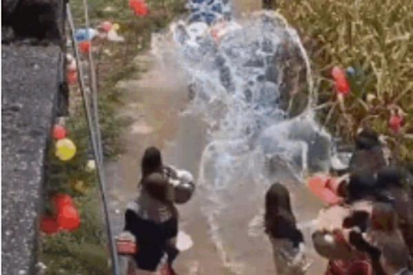 Thanh niên méo mặt vì nhận lì xì nát hết cả duyên sau khi bê tráp-8