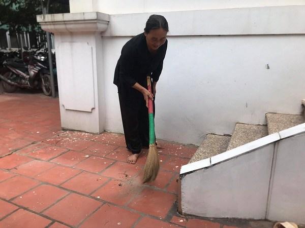 Mẹ chồng quét sân 5 lần/ngày, nàng dâu chạy theo vỡ mặt-2