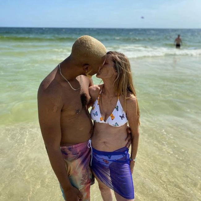 Chàng 24 cưới nàng kém bà nội 6 tuổi: Cứ bên nhau lại bị gọi xác sống-4