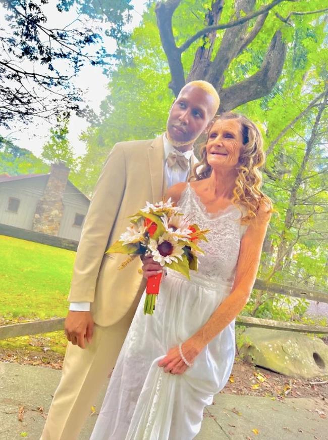 Chàng 24 cưới nàng kém bà nội 6 tuổi: Cứ bên nhau lại bị gọi xác sống-5