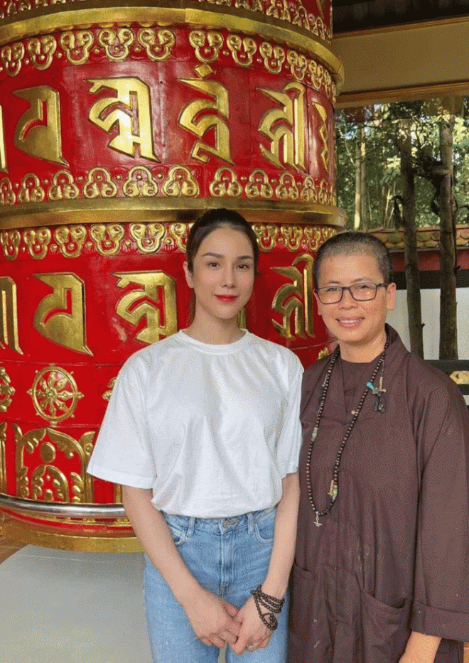 Diệp Lâm Anh giản dị lên chùa giữa ồn ào ly hôn, visual gây chú ý-1