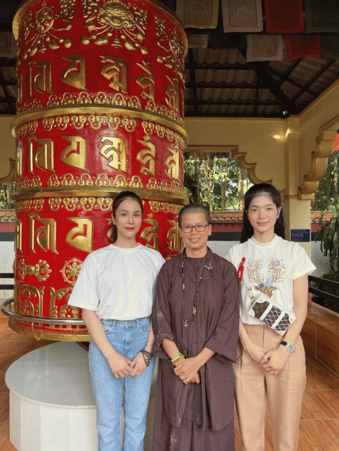 Diệp Lâm Anh giản dị lên chùa giữa ồn ào ly hôn, visual gây chú ý-2