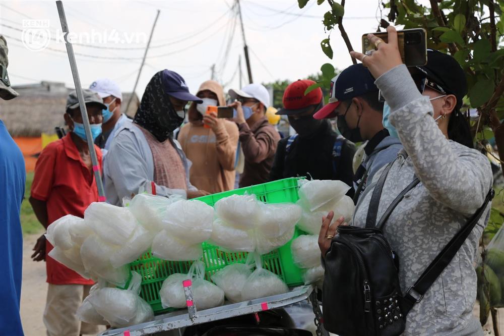 Bà Hằng đến Tịnh thất Bồng Lai, hàng quán tụ như trẩy hội-1