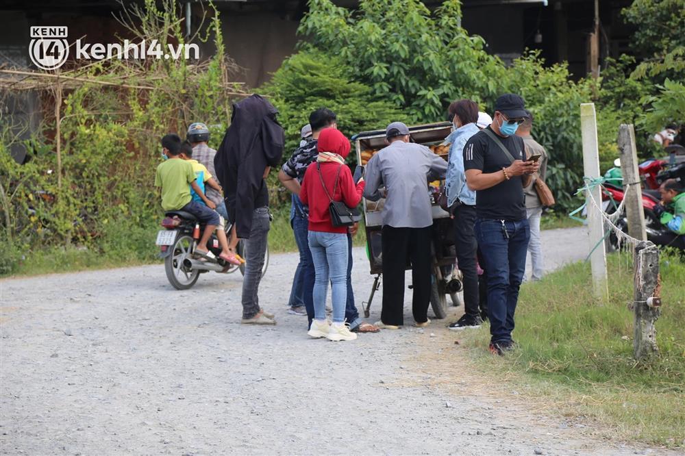 Bà Hằng đến Tịnh thất Bồng Lai, hàng quán tụ như trẩy hội-3