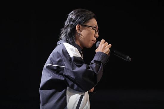 Wowy ân hận khi học trò bị tai nạn xe tải chấn thương