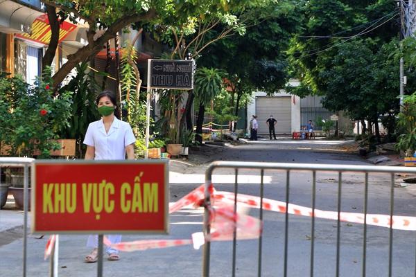 Nửa đêm, 24 người kéo đến BV đòi xét nghiệm, 9 người mắc Covid-19-1