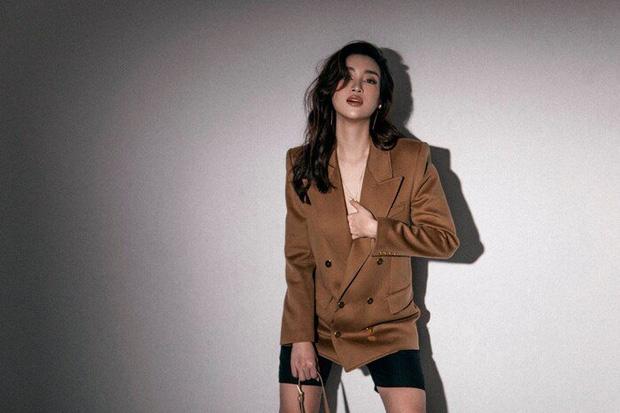 Đỗ Mỹ Linh chuyển style quằn quại, lạ lùng nhất là bàn tay hư-2