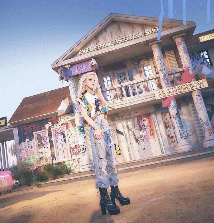 Búp bê sống Somi gây mê với style chói lóa trong MV XOXO-3