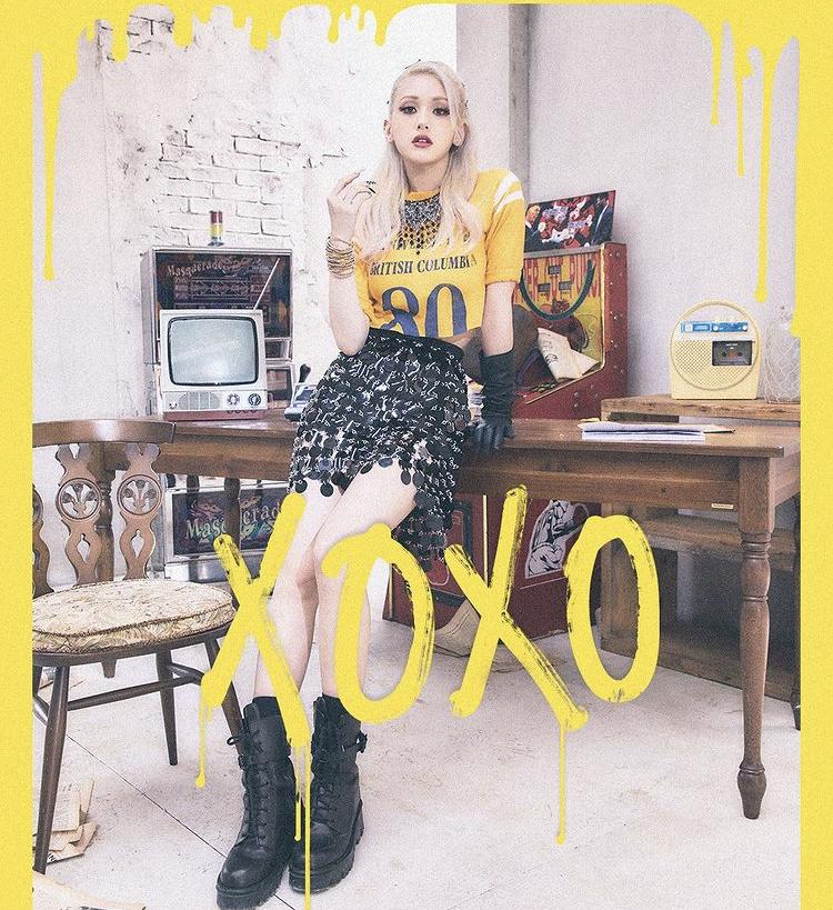 Búp bê sống Somi gây mê với style chói lóa trong MV XOXO-1