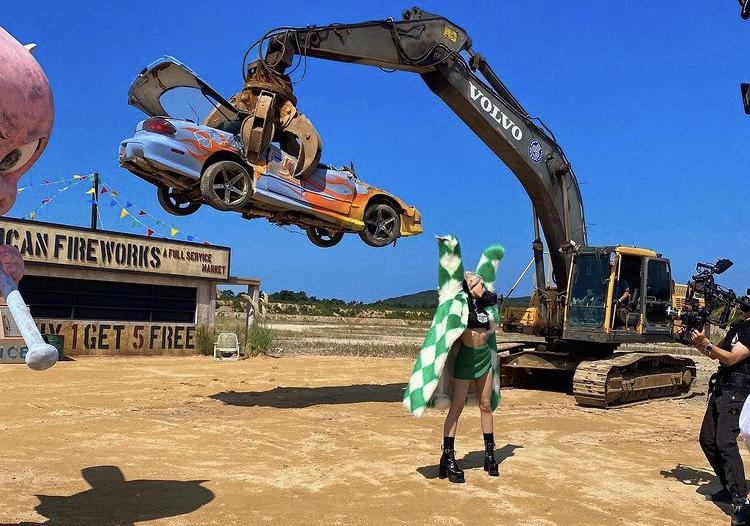 Búp bê sống Somi gây mê với style chói lóa trong MV XOXO-4