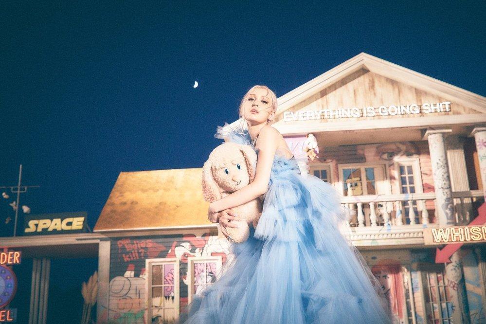 Búp bê sống Somi gây mê với style chói lóa trong MV XOXO-6