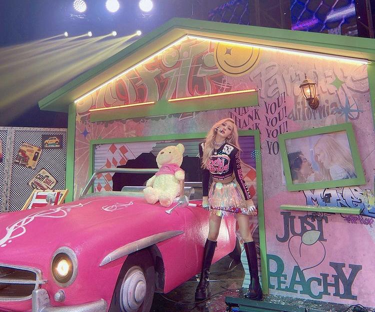 Búp bê sống Somi gây mê với style chói lóa trong MV XOXO-10