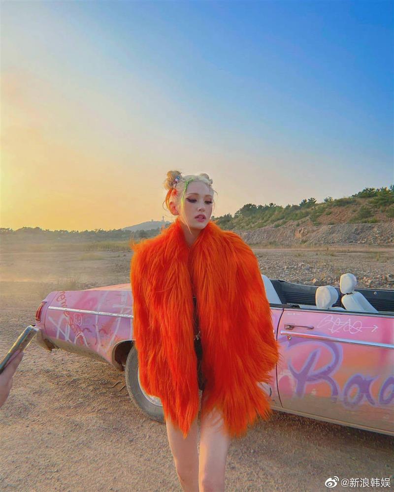 Búp bê sống Somi gây mê với style chói lóa trong MV XOXO-7