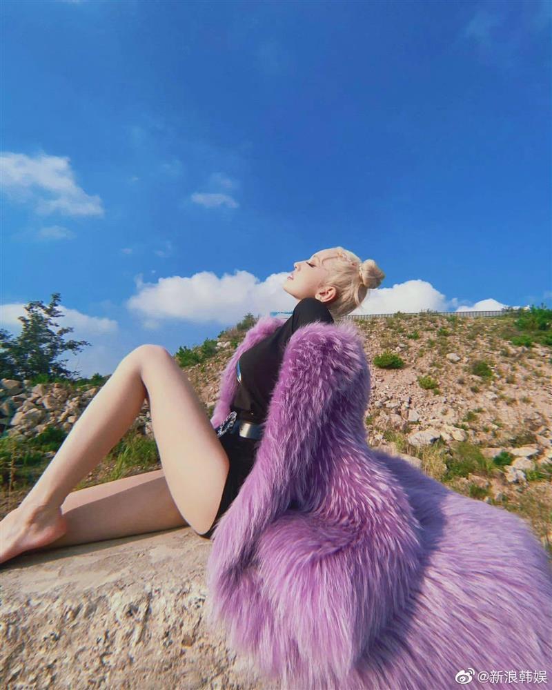 Búp bê sống Somi gây mê với style chói lóa trong MV XOXO-8