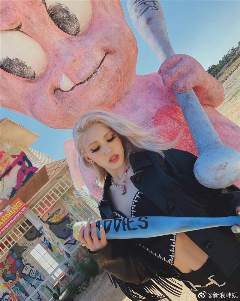 Búp bê sống Somi gây mê với style chói lóa trong MV XOXO-9