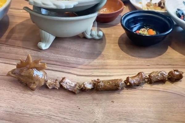 Cái kết bất ngờ khi ông lão ném con gà đã lột sạch da xuống giếng-10