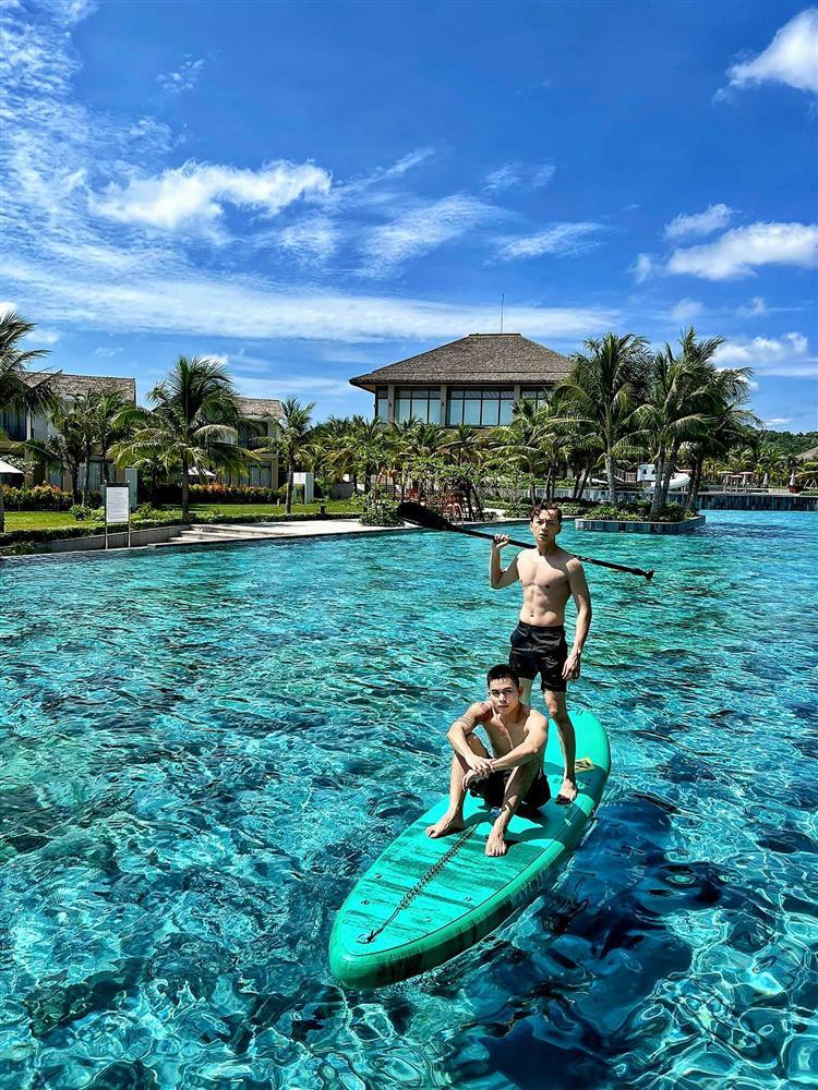 Ngô Kiến Huy khoe body 6 múi, dân mạng soi hàng thật khác xa-1