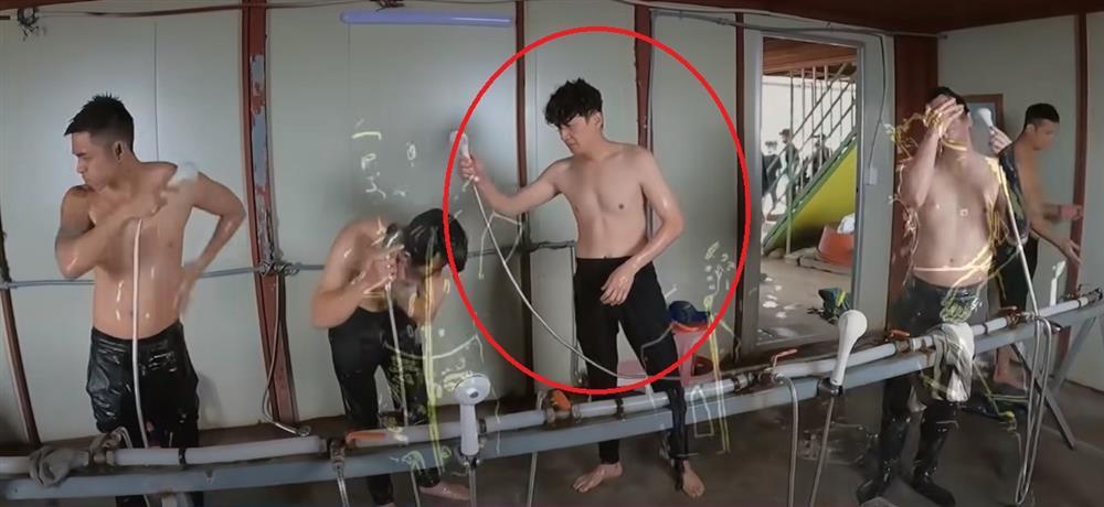 Ngô Kiến Huy khoe body 6 múi, dân mạng soi hàng thật khác xa-2