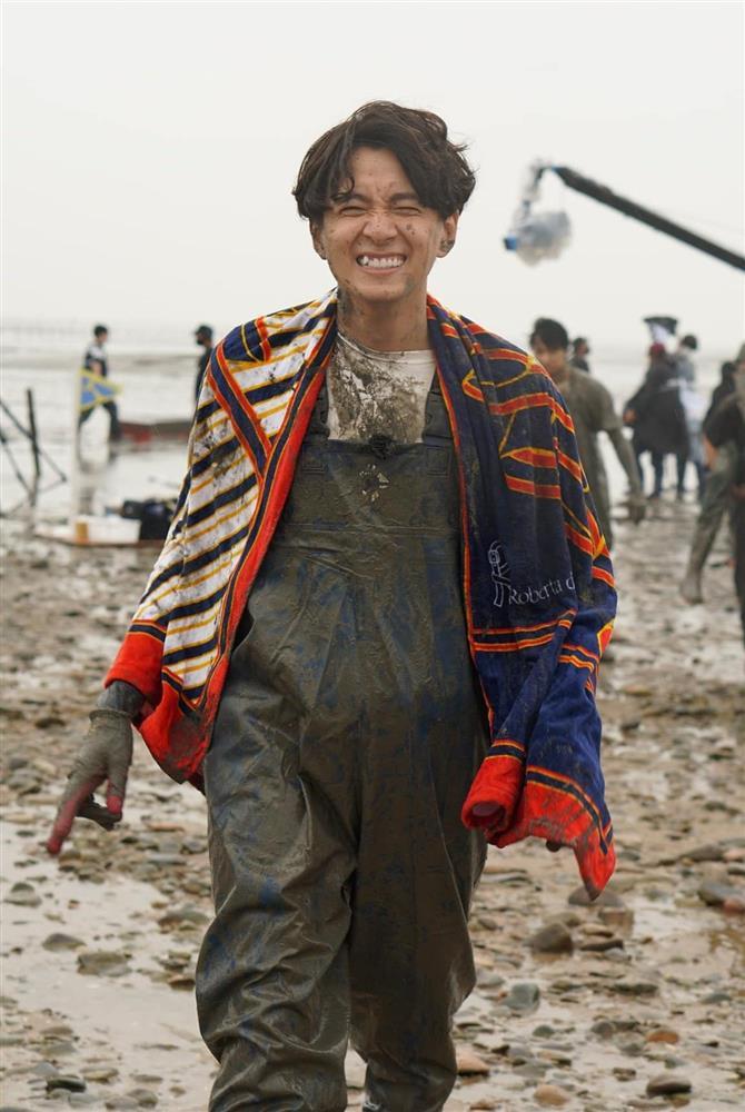 Ngô Kiến Huy khoe body 6 múi, dân mạng soi hàng thật khác xa-10