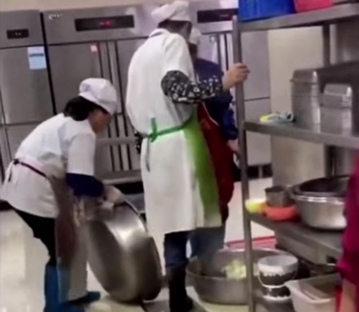 Bà thím muối dưa bằng chân, dân nghiện chua muốn nôn mửa vì bẩn-5