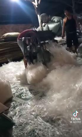 Bà thím muối dưa bằng chân, dân nghiện chua muốn nôn mửa vì bẩn-6