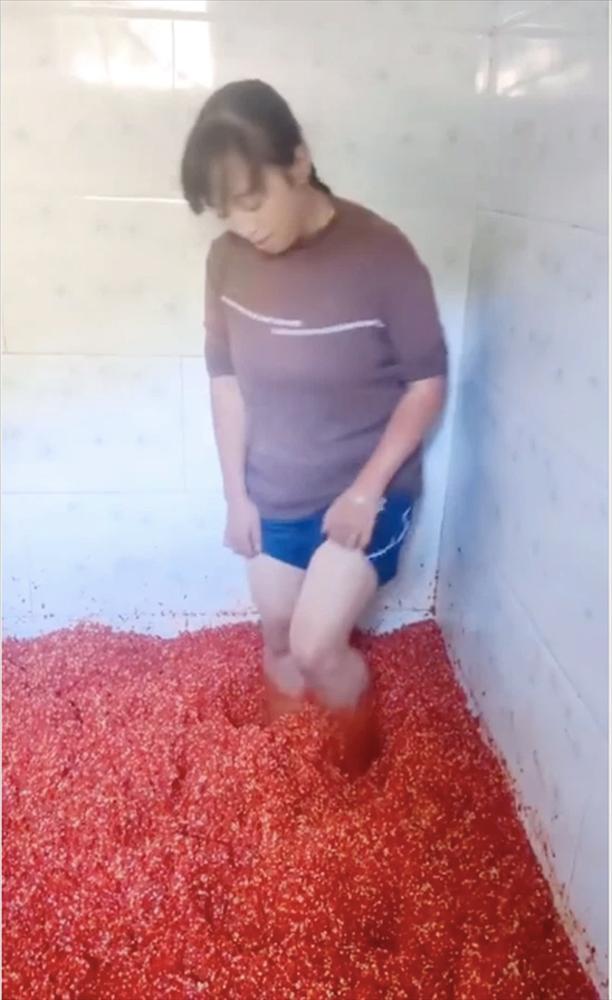 Bà thím muối dưa bằng chân, dân nghiện chua muốn nôn mửa vì bẩn-7