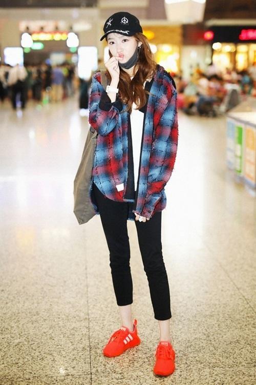 Quan Hiểu Đồng bị chê như trợ lý khi sánh đôi bạn trai Lộc Hàm-11